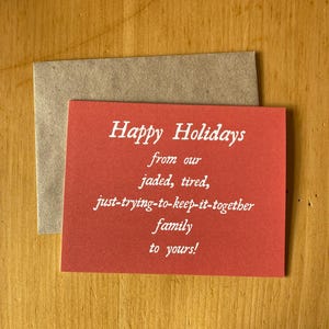 carte de voeux amusante pour les vacances ~ carte de Noël en famille sarcastique ~ les vacances sont stressantes ~ tout va bien ~ joyeuses fêtes ~ quelle année