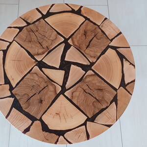 Runder Beistelltisch gefertigt aus Epoxidharz/Holz Buche und Eiche. Einzigartiger Beistelltisch fürs Wohnzimmer oder zum Sofa, Nachttisch. Bild 4
