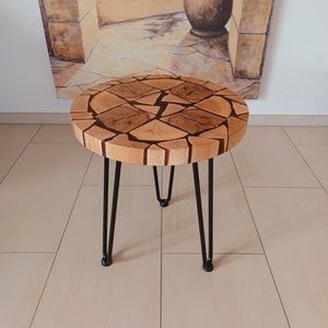 Runder Beistelltisch gefertigt aus Epoxidharz/Holz Buche und Eiche. Einzigartiger Beistelltisch fürs Wohnzimmer oder zum Sofa, Nachttisch. Bild 1
