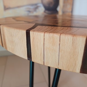 Runder Beistelltisch gefertigt aus Epoxidharz/Holz Buche und Eiche. Einzigartiger Beistelltisch fürs Wohnzimmer oder zum Sofa, Nachttisch. Bild 3