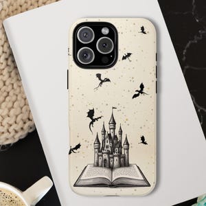 Funda para teléfono con diseño de libro de fantasía: diseño de castillo y dragón, ideal para amantes de los libros, estética de Halloween, compatible con iPhone, Galaxy y Pixel.