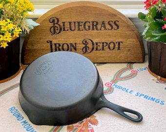 Sartén de hierro fundido Wagner #8 vintage con logotipo estilizado y fondo liso - ¡Lista para usar!