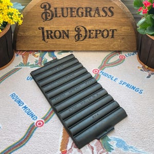 Può includere: Un set di tre tazze in ceramica con finitura opaca e macchiettata. Le tazze sono nei toni del crema, grigio chiaro e grigio scuro. Ogni tazza ha un design semplice e minimalista.