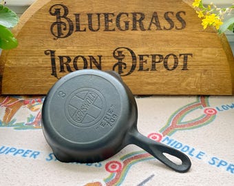 Sartén de hierro fundido Griswold n.° 3 con logo Erie inclinado y anillo térmico - RESTAURADA