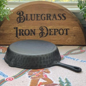 Lelijk gehamerde #8 gietijzeren koekenpan - gerestaureerd en klaar voor gebruik!!