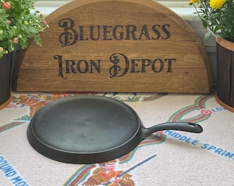 ヴィンテージ GRISWOLD #3 鋳鉄フライパン - 槌目仕上げ、修復済み