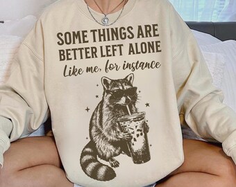 Camiseta divertida de mapache tomando café helado: diseño gráfico de meme animal, camiseta de mapache atrevida, descarga digital de memes divertidos de animales