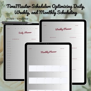 Könnte beinhalten: Drei digitale Planer auf weißem Hintergrund. Die Planer sind für die tägliche, wöchentliche und monatliche Planung. Die Planer befinden sich auf Tablets mit schwarzen Einfassungen. Der Text "Time Master Scheduler: Optimizing Daily, Weekly, and Monthly Scheduling" befindet sich oben im Bild. Der Text "DATED + UPDATED" befindet sich unter dem Titel.