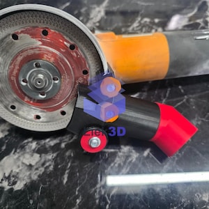 Può includere: Una smerigliatrice angolare con corpo rosso e nero, alloggiamento motore arancione e disco da taglio circolare. La lama ha un bordo argentato e un centro rosso. Il testo "Zte 3D" è visibile.