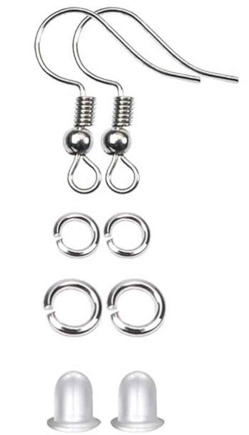 Puede incluir: Un conjunto de componentes de pendientes plateados, que incluyen dos ganchos para la oreja, dos anillos peque&ntilde;os, dos anillos m&aacute;s grandes y dos topes transparentes. Para la creaci&oacute;n de joyas DIY.