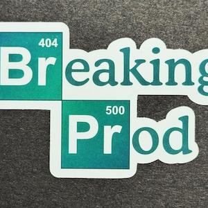 Op de afbeelding: Een sticker met de tekst "Breaking Prod" in turquoise en wit. Het ontwerp doet denken aan een element uit het periodiek systeem, met "404" en "500" in de hoeken van de turquoise vierkanten.