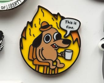 Ímã de geladeira com o meme "This Is Fine"