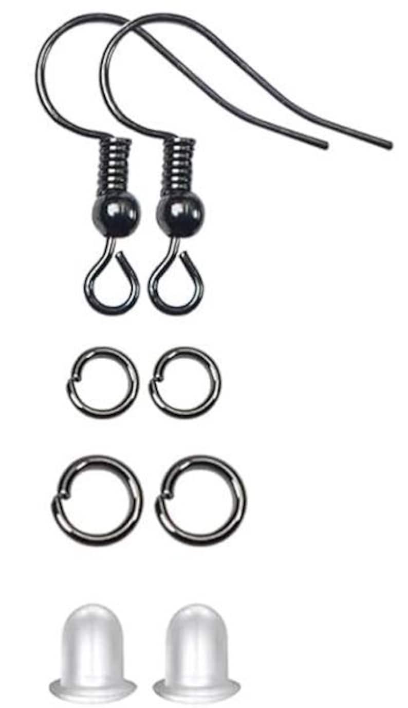 Puede incluir: Un conjunto de componentes de pendientes negros, que incluyen dos pares de ganchos para pendientes, anillas y cierres de pendientes. Los ganchos tienen un dise&ntilde;o en espiral y una peque&ntilde;a cuenta. Las anillas est&aacute;n abiertas. Los cierres son transparentes.