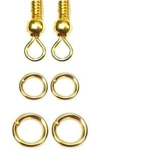 Puede incluir: Un conjunto de componentes de pendientes dorados, que incluyen dos ganchos para pendientes, cuatro anillas y dos topes transparentes. Los ganchos para pendientes tienen un dise&ntilde;o decorativo de cuentas y espirales.