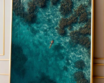 Arte mural aéreo del océano, lámina de nadador flotando, póster del mar turquesa, decoración costera de playa, arte minimalista de verano, fotografía del océano para imprimir