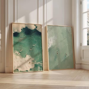 2er-Set kleine Leute, die im Ozean schwimmen, Sommer Poster Bundle, Strandhausdekor, minimalistische druckbare Wandkunst, Geschenk für Ozeanliebhaber