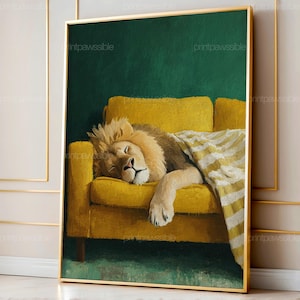 Soffa med sovande lejon, stämningsfull grön djurdekor, mysig väggkonst i vardagsrummet, nyckfull lejonillustration, modern nedladdning