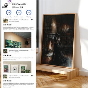 K&ouml;nnte beinhalten: Ein gerahmter, vertikaler Kunstdruck, der ein Paar in Abendgarderobe zeigt, das sich in einer schwach beleuchteten, holzget&auml;felten Bibliothek mit Kaminfeuer und einem hohen Kandelaber umarmt. Das Bild zeigt dunkle T&ouml;ne und warme Lichtakzente.