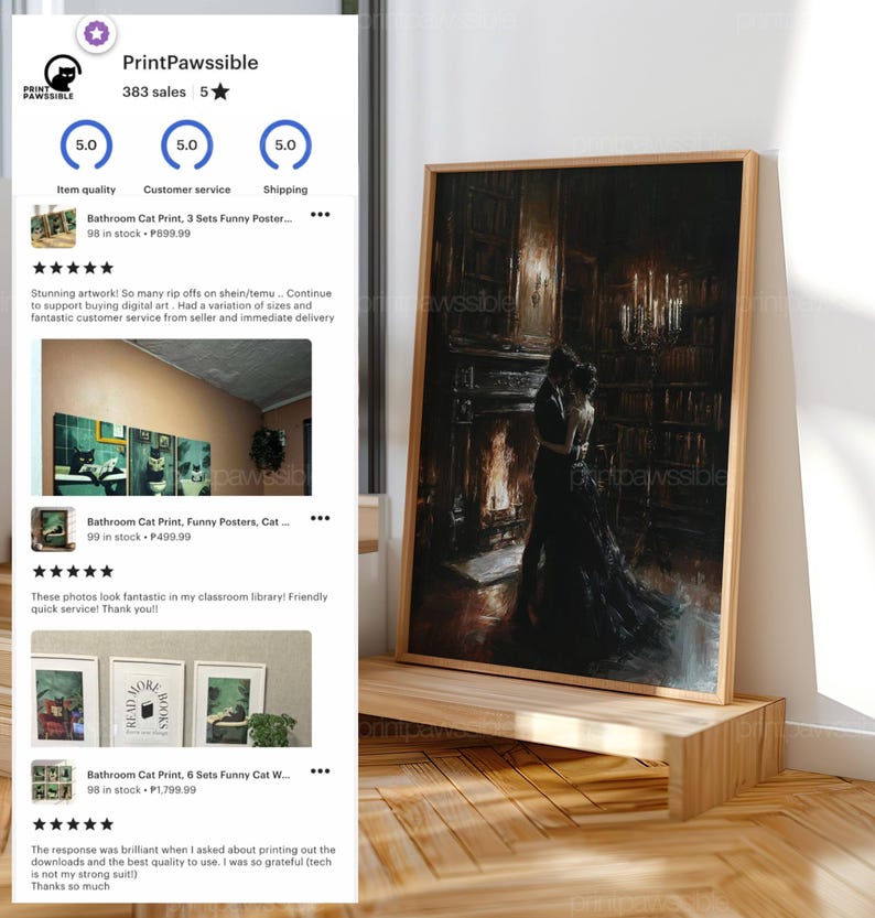 K&ouml;nnte beinhalten: Ein gerahmter, vertikaler Kunstdruck, der ein Paar in Abendgarderobe zeigt, das sich in einer schwach beleuchteten, holzget&auml;felten Bibliothek mit Kaminfeuer und einem hohen Kandelaber umarmt. Das Bild zeigt dunkle T&ouml;ne und warme Lichtakzente.