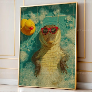 Peut inclure: Impression encadrée d'un alligator portant des lunettes de soleil rouges, se relaxant dans un bain moussant avec un canard en plastique jaune. L'alligator est le point central, entouré de bulles sur un fond carrelé turquoise.