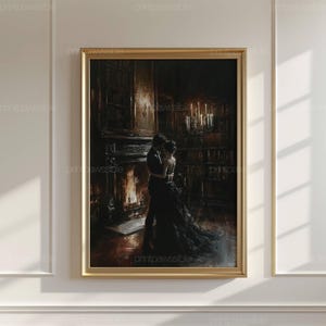 K&ouml;nnte beinhalten: Ein gerahmter Kunstdruck, der ein Paar in Abendgarderobe zeigt, das sich in einer schwach beleuchteten Bibliothek umarmt. Die Szene umfasst einen brennenden Kamin, hohe B&uuml;cherregale und einen Kandelaber in dunklen T&ouml;nen mit goldenem Licht.