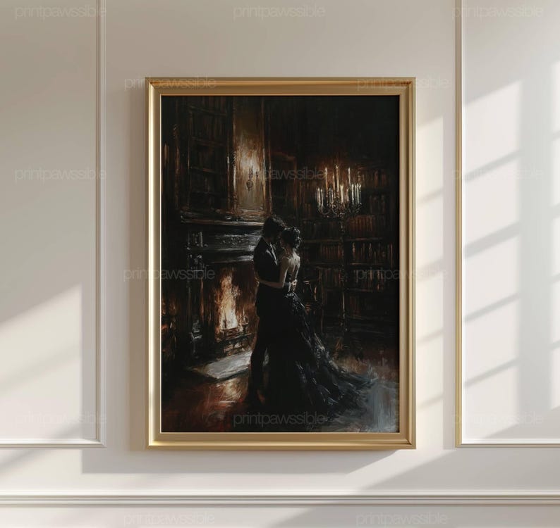 K&ouml;nnte beinhalten: Ein gerahmter Kunstdruck, der ein Paar in Abendgarderobe zeigt, das sich in einer schwach beleuchteten Bibliothek umarmt. Die Szene umfasst einen brennenden Kamin, hohe B&uuml;cherregale und einen Kandelaber in dunklen T&ouml;nen mit goldenem Licht.