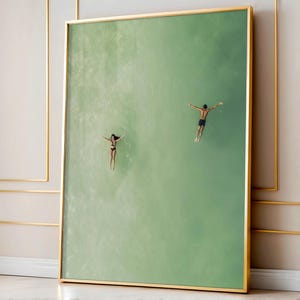 Mann und Frau schweben nebeneinander im Pool Digital Art, Minimal Sommer Paar Poster, hellgrün Strand Haus Wand Dekor