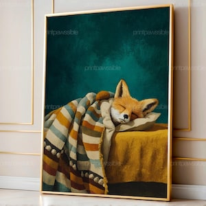 Puede incluir: Impresión artística enmarcada que representa un zorro durmiendo. El zorro, con pelaje naranja, descansa sobre una almohada amarilla, cubierto por una manta a rayas en tonos azules, naranjas y marrones. El fondo es verde oscuro.