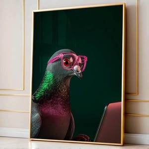 Paloma graciosa usando una laptop, decoración divertida para el hogar, arte humorístico para el baño, impresión digital para el baño, arte de programadores, pósteres de aves