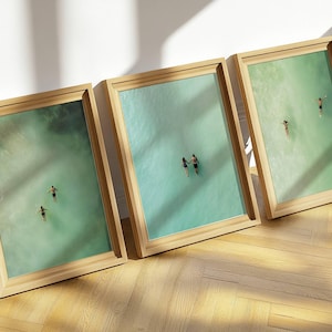 Conjunto de arte de pareja en la piscina, impresiones digitales de hombre y mujer flotando, decoración de verano con agua verde claro, juego de pared minimalista de casa de playa