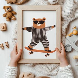 Arte de pared para guardería con diseño de oso en patineta, estampado de animales extravagantes para habitación de niños, decoración divertida para niños, imprimibles para guardería, arte de pared para niños