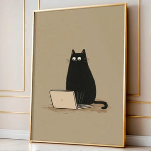 Peut inclure: Impression d'art encadrée représentant un chat noir de dessin animé devant un ordinateur portable. Le chat a de grands yeux et un aspect duveteux. Le fond est de couleur beige uni et le cadre est doré.