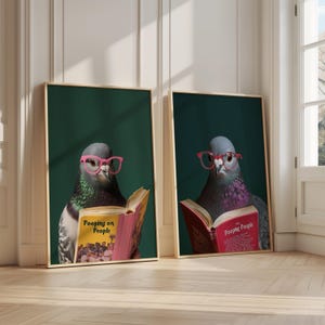 Conjunto de 2 palomas divertidas leyendo mientras cagan sobre la gente, arte humorístico moderno para el baño, impresión digital para el baño, decoración divertida para el hogar, impresión artística descargable