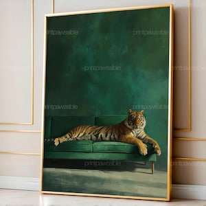 Tigersoffakonstverk, smaragdgrönt vardagsrumstryck, elegant djurlivsaffisch, modern målerisk dekor, iögonfallande djurväggkonst