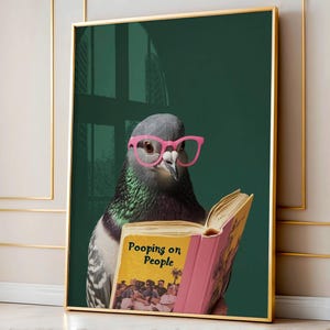 Piccione divertente che legge e fa la cacca sulle persone, arte umoristica alla moda per il bagno, stampa digitale per il bagno, arredamento divertente per la casa, stampa artistica scaricabile