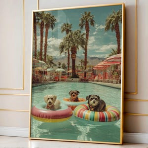 Pode incluir: Uma impressão emoldurada retrata três cães numa piscina, cada um numa boia insuflável colorida. A piscina é rodeada por palmeiras, guarda-sóis e um ambiente de resort. A obra de arte tem uma estética vintage e retro.