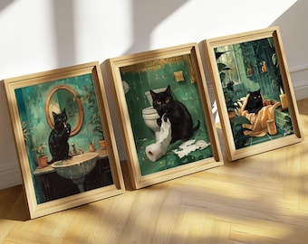 Può includere: Set di tre stampe artistiche incorniciate raffiguranti gatti neri in scene di bagno. Una stampa mostra un gatto che si lava i denti, un'altra che gioca con la carta igienica e la terza che si rilassa in una vasca da bagno. Le cornici sono in legno chiaro.