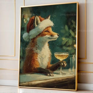 Può includere: Stampa artistica incorniciata raffigurante una volpe con un cappello di Babbo Natale, che tiene in mano un calice di champagne. La volpe è resa in calde tonalità di arancione, marrone e bianco, su uno sfondo verde scuro. Tema festivo e stravagante.