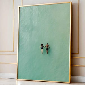 Mann und Frau, die Hände im Pool schwimmen Kunst, Minimal Sommer Paar Poster, Luft Strand Haus Druck Im Grünen Wasser