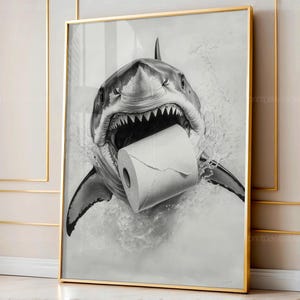 面白いサメのバスルームプリント、海岸沿いのビーチハウスの装飾、ユーモラスな海のウォールアート、デジタルダウンロード、印刷可能なサメのポスター、ビーチバスルームアート