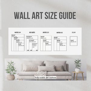K&ouml;nnte beinhalten: Eine Wandkunst-Gr&ouml;&szlig;entabelle mit verschiedenen Ma&szlig;en in Zoll und Zentimetern f&uuml;r die Verh&auml;ltnisse 3:4, ISO-Gr&ouml;&szlig;en, 2:3, 4:5 und 11:14. Unter der Tabelle steht ein 228 cm breites Sofa, flankiert von einer Topfpflanze.