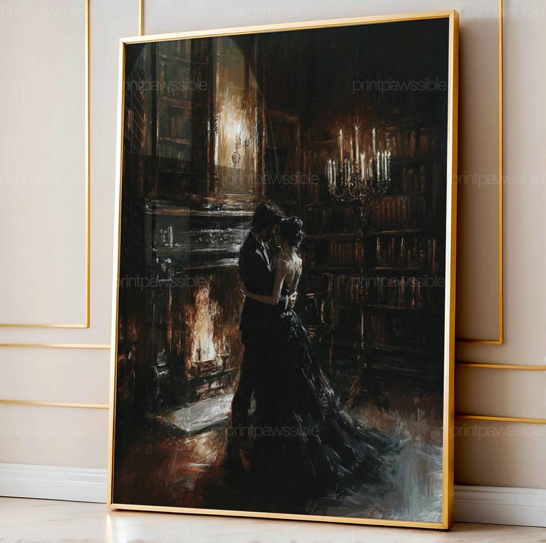 K&ouml;nnte beinhalten: Ein rechteckiger gerahmter Kunstdruck, der ein Paar in Abendgarderobe zeigt, das sich in einer schwach beleuchteten Bibliothek umarmt. Ein leuchtender Kamin und ein hoher Kandelaber spenden warmes Licht vor dunklen B&uuml;cherregalen. D&uuml;nner Goldrahmen.