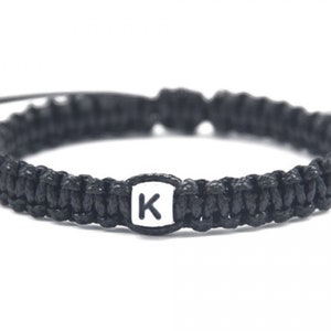 Pulsera de macramé con cuentas y letras personalizadas