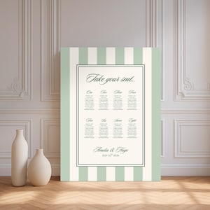 Może przedstawiać: Plan usadzenia gości weselnych z miętowo-zielonym i biało-pasiastym tłem. Wykres ma ciemnozieloną obwódkę i tekst "Take your seat..." z nazwiskami gości wymienionymi pod numerami od jednego do ośmiu. Zawiera również imiona Amelia & Hugo i datę 13 lipca 2020 r.