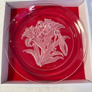 Hoya Crystal Glass Plate, Lillies, Flower of the Month July