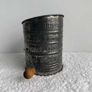 Vintage Bromwell&#39;s Flour Sifter: 3-Cup Rustic Farmhouse Kitchen Decor