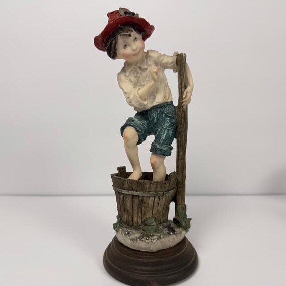陶器子供置物作家イタリア flonerce Giuseppe armani Vintage Capodimonte Giuseppe Armani Boy Stomping Grapes Figurine