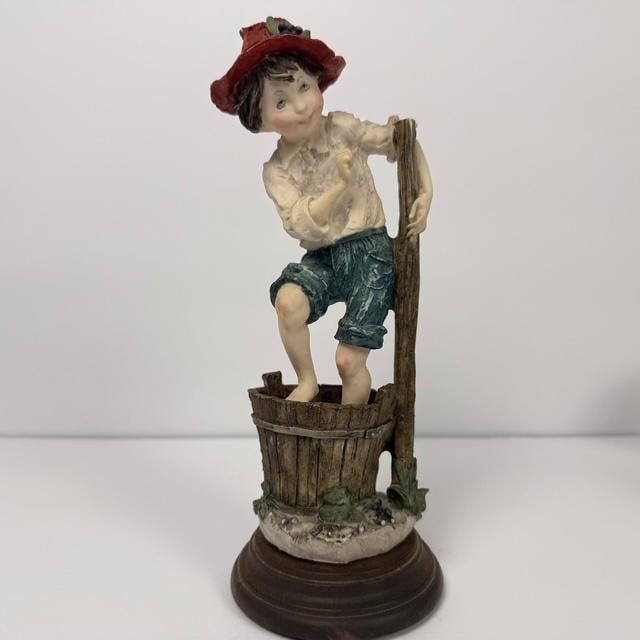 陶器子供置物作家イタリア flonerce Giuseppe armani Vintage Capodimonte Giuseppe Armani Boy Stomping Grapes Figurine
