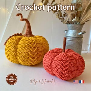 Peut inclure: Deux citrouilles crochetées, une jaune et une orange, avec des tiges marron. La citrouille jaune a une tige bouclée et un motif texturé. La citrouille orange a une tige droite et un motif similaire. Le texte indique "Crochet pattern" et "PDF pattern only".