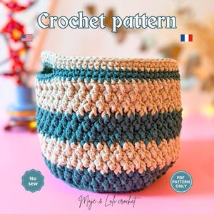 Peut inclure: Un panier crocheté avec des rayures alternées turquoise, beige et crème. Le texte "Crochet pattern" est en haut, avec "Maje & Lali crochet" en bas. Les mots "No sew" et "PDF pattern only" sont également visibles.